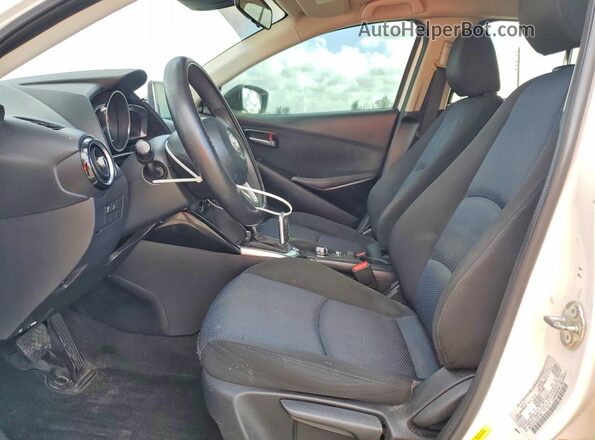 3MYDLBYV2JY301849 2018 TOYOTA YARIS White Widok wnętrza z przodu