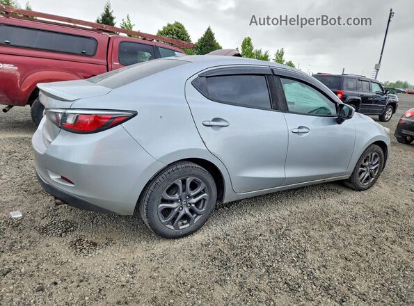 3MYDLBYV2KY517539 2019 TOYOTA YARIS Silver 