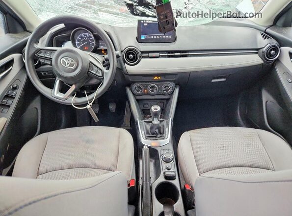 3MYDLBYV2KY517539 2019 TOYOTA YARIS Silver 