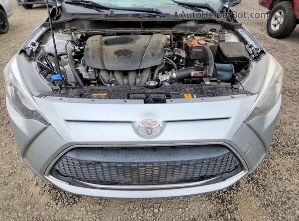 3MYDLBYV2KY517539 2019 TOYOTA YARIS Silver 