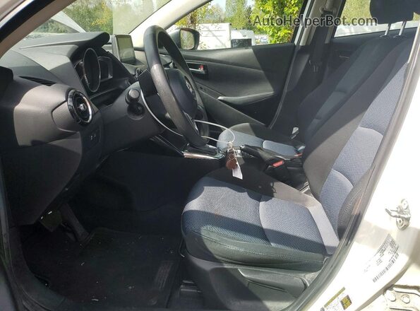 3MYDLBYV3HY173342 2017 TOYOTA YARIS White Սալոնի դիմացի տեսք