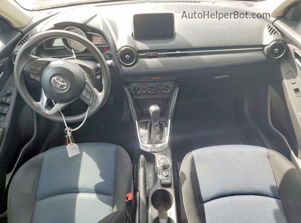 3MYDLBYV3HY173342 2017 TOYOTA YARIS White Առջևի վահանակի տեսք