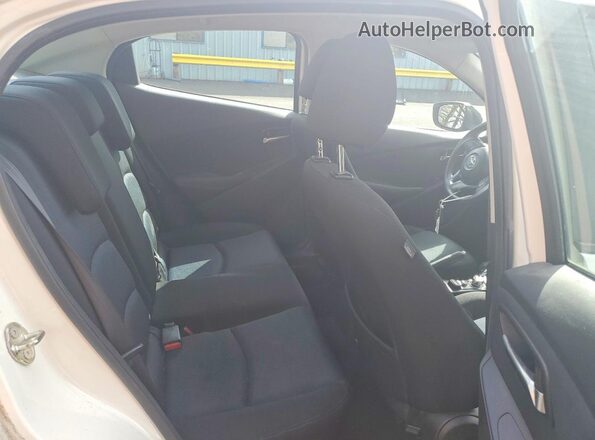 3MYDLBYV3HY173342 2017 TOYOTA YARIS White Հետևի նստատեղերի տեսք