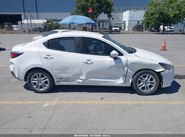 3MYDLBYV3HY180534 2017 TOYOTA YARIS IA White Widok z przodu