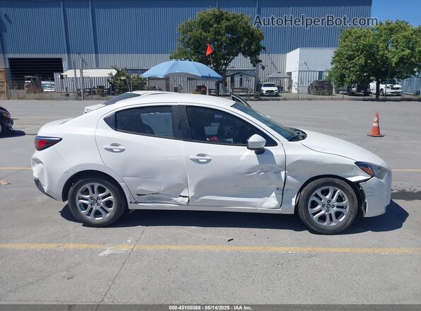 3MYDLBYV3HY180534 2017 TOYOTA YARIS IA White Widok wnętrza z tyłu