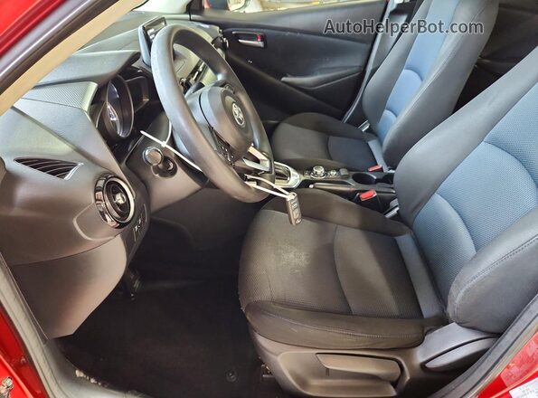 3MYDLBYV4LY709093 2020 TOYOTA YARIS Burgundy წინა სალონის ხედი