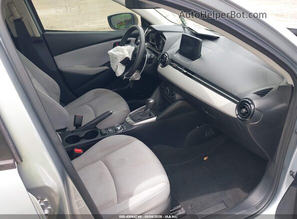 3MYDLBYV5KY526865 2019 TOYOTA YARIS Silver წინა სალონის ხედი