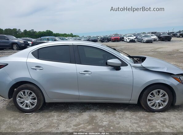 3MYDLBYV5KY526865 2019 TOYOTA YARIS Silver უკანა სალონის ხედი