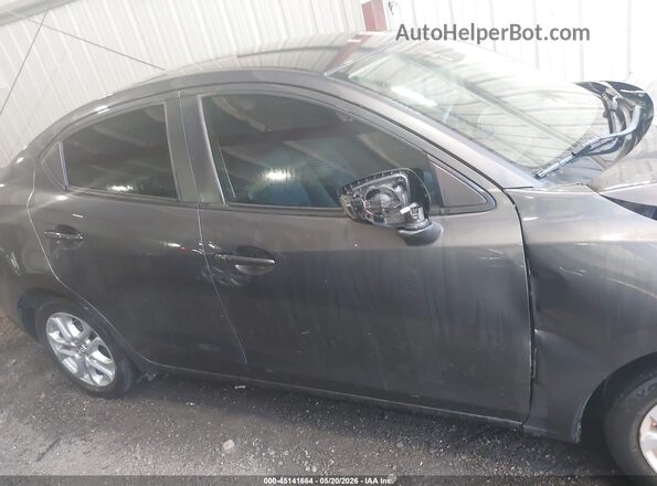 3MYDLBYV6HY153392 2017 TOYOTA YARIS IA Gray Vista interior trasera