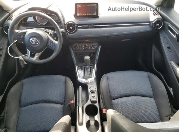 3MYDLBYV6HY176204 2017 TOYOTA YARIS Синий Вид панели приборов