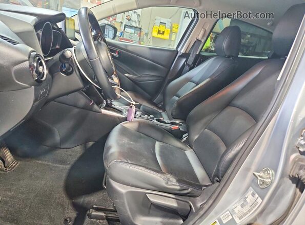 3MYDLBYV6KY509055 2019 TOYOTA YARIS Silver 