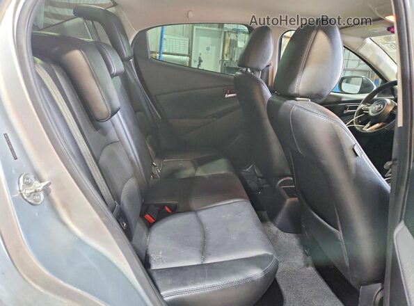 3MYDLBYV6KY509055 2019 TOYOTA YARIS Silver 