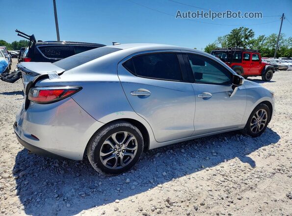 3MYDLBYV6KY509055 2019 TOYOTA YARIS Silver 