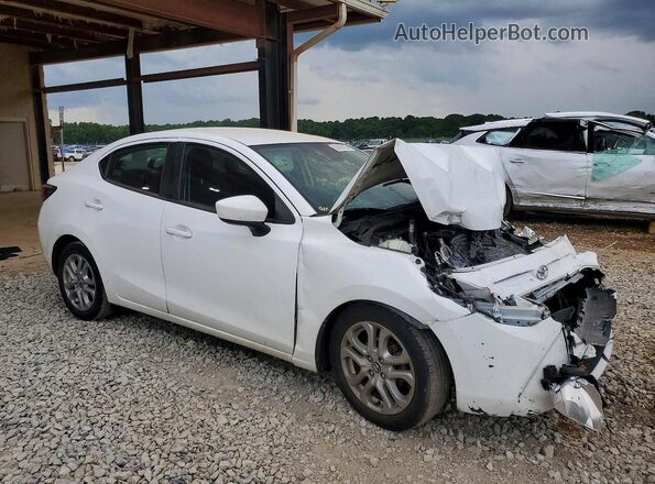 3MYDLBYV7JY320641 2018 TOYOTA YARIS White Front right