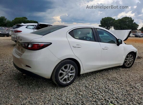 3MYDLBYV7JY320641 2018 TOYOTA YARIS White Rear right