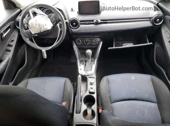 3MYDLBYV7JY320641 2018 TOYOTA YARIS White Dashboard view