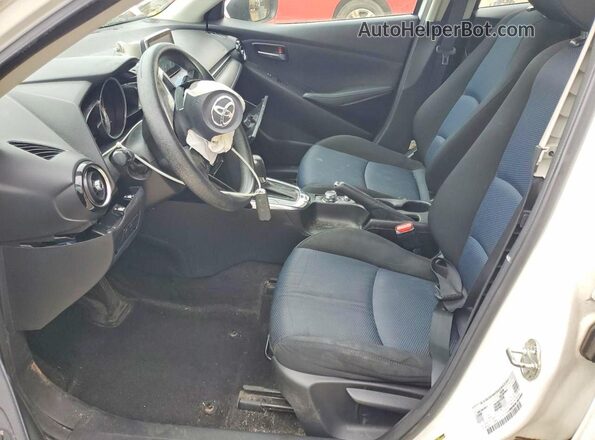 3MYDLBYV7JY320641 2018 TOYOTA YARIS White Front interior view