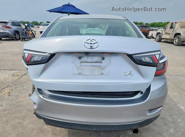 3MYDLBYV7JY326326 2018 TOYOTA YARIS Серебряный Вид сзади