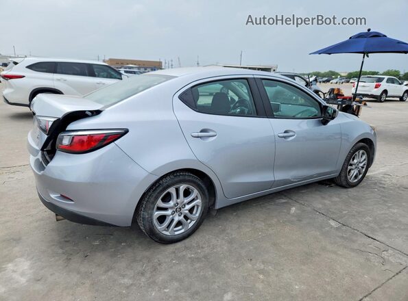 3MYDLBYV7JY326326 2018 TOYOTA YARIS Серебряный Задняя правая четверть