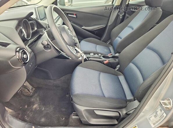 3MYDLBYV7JY326326 2018 TOYOTA YARIS Серебряный Вид салона спереди