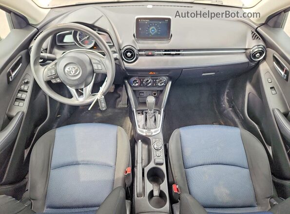 3MYDLBYV7JY326326 2018 TOYOTA YARIS Серебряный Вид панели приборов