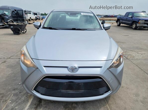 3MYDLBYV7JY326326 2018 TOYOTA YARIS Серебряный Вид спереди