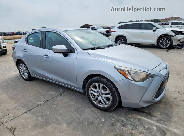 3MYDLBYV7JY326326 2018 TOYOTA YARIS Серебряный Передняя правая четверть