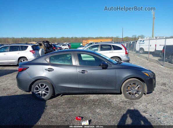 3MYDLBYV7KY513373 2019 TOYOTA YARIS Серый Вид задней части салона
