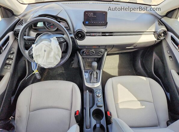 3MYDLBYV8KY522776 2019 TOYOTA YARIS Черный Вид панели приборов