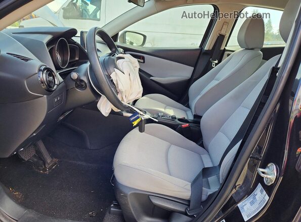 3MYDLBYV8KY522776 2019 TOYOTA YARIS Черный Вид салона спереди