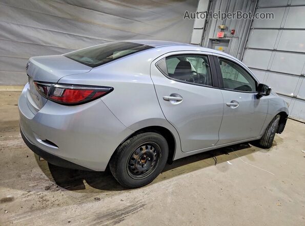 3MYDLBYV9HY188590 2017 TOYOTA YARIS Серебряный Задняя правая четверть