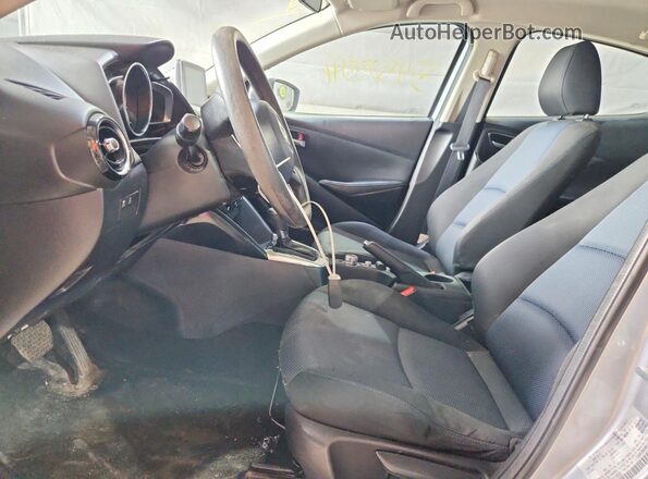 3MYDLBYV9HY188590 2017 TOYOTA YARIS Серебряный Вид салона спереди