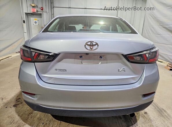 3MYDLBYV9HY188590 2017 TOYOTA YARIS Серебряный Вид сзади