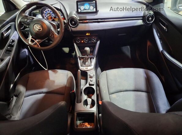 3MYDLBYV9HY188590 2017 TOYOTA YARIS Серебряный Вид панели приборов
