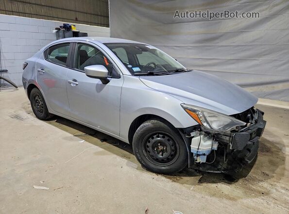 3MYDLBYV9HY188590 2017 TOYOTA YARIS Серебряный Передняя правая четверть