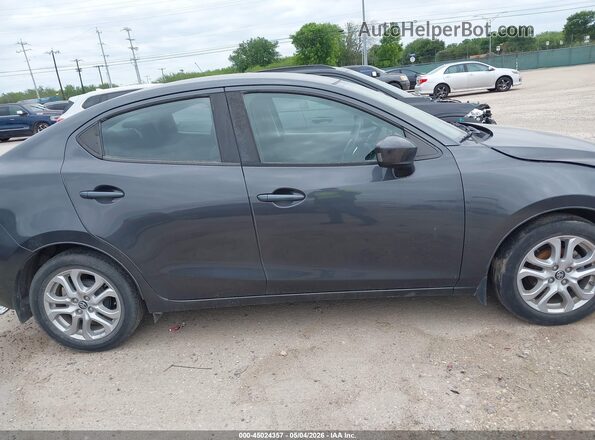 3MYDLBYV9HY192946 2017 TOYOTA YARIS IA Black Вид задньої частини салону