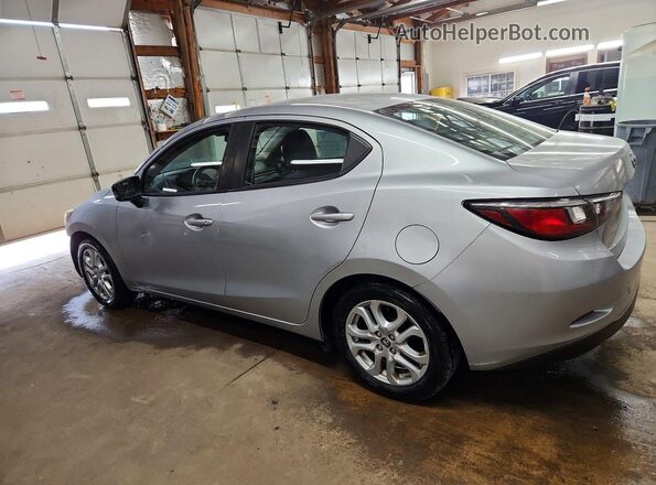 3MYDLBYV9JY321760 2018 TOYOTA YARIS Silver 