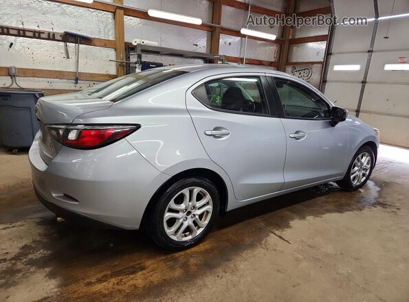 3MYDLBYV9JY321760 2018 TOYOTA YARIS Silver 