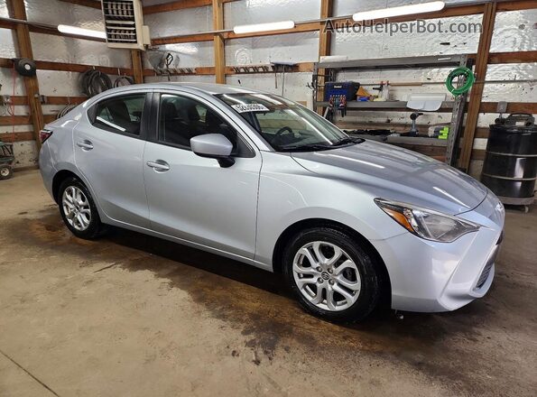 3MYDLBYV9JY321760 2018 TOYOTA YARIS Silver 