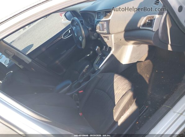 3N1AB7AP2JY251387 2018 NISSAN SENTRA Серебряный Вид салона спереди