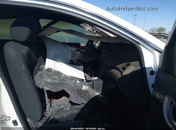 3N1AB7AP2JY288049 2018 NISSAN SENTRA White Widok wnętrza z przodu