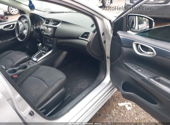 3N1AB7AP3JY227793 2018 NISSAN SENTRA Silver Widok wnętrza z przodu