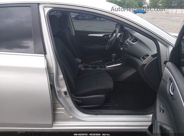 3N1AB7AP6JY337737 2018 NISSAN SENTRA Silver Widok wnętrza z przodu