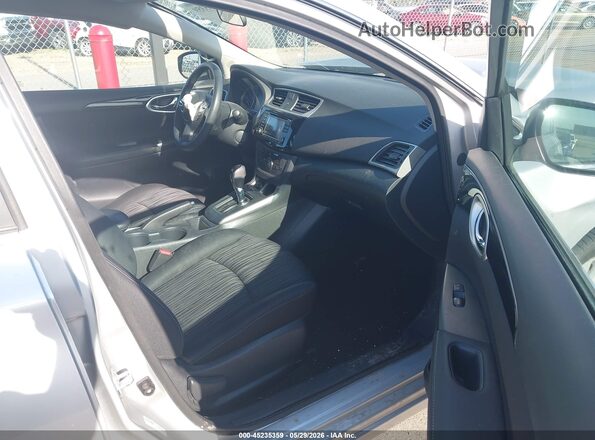 3N1AB7AP9JY345556 2018 NISSAN SENTRA Серебряный Вид салона спереди