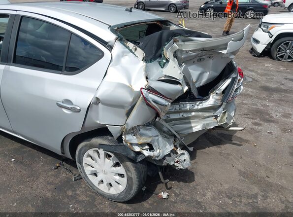 3N1CN7AP7HK425127 2017 NISSAN VERSA Gray Вид спереду