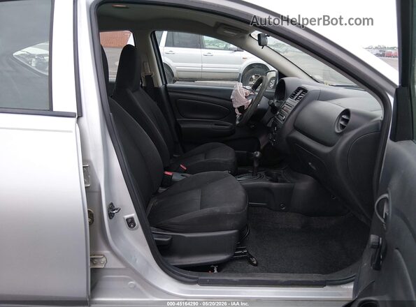 3N1CN7APXGL877372 2016 NISSAN VERSA Серебряный Вид салона спереди