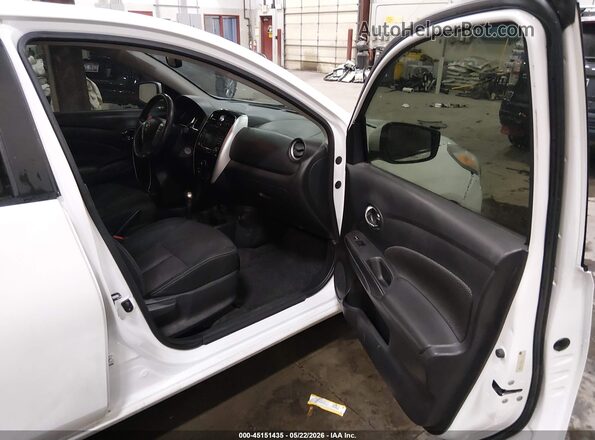 3N1CN7APXHL811468 2017 NISSAN VERSA Белый Вид салона спереди