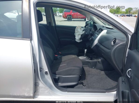 3N1CN7APXKL813745 2019 NISSAN VERSA Silver Вид салону спереду