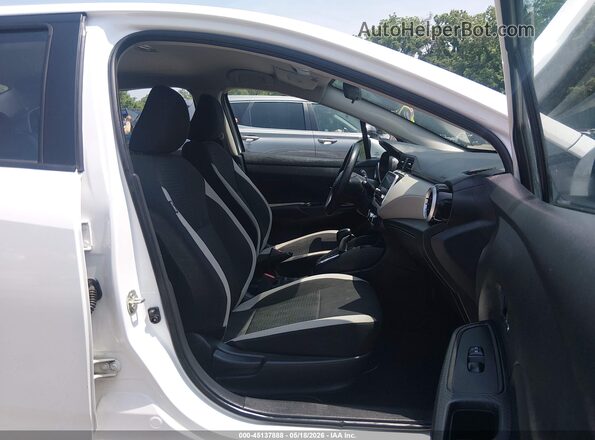 3N1CN8EV5ML865964 2021 NISSAN VERSA Белый Вид салона спереди