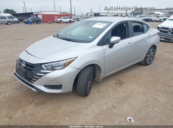 3N1CN8EV7SL906334 2025 NISSAN VERSA Silver Vista tres cuartos delantera izquierda